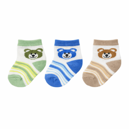 Drie paar babysokjes met berenprint in groen, blauw en beige, zacht materiaal, gepresenteerd op witte achtergrond