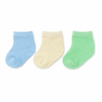 Drie paar effen babysokjes in pastelblauw, crème en lichtgroen, zacht materiaal, op witte achtergrond