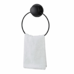 Zwarte handdoekring met zuignap en handdoek op witte achtergrond