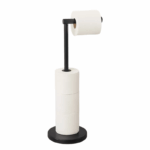 Vrijstaande zwarte toiletrolhouder met reserverolhouder en meerdere toiletrollen op witte achtergrond