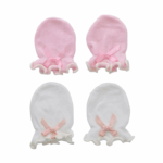 Twee babywanten in wit en roze met strikje en ruche, verpakt in transparante verpakking