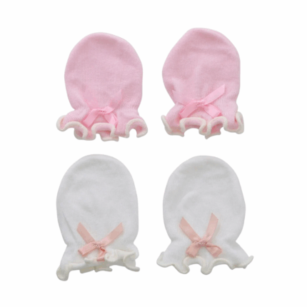 Twee babywanten in wit en roze met strikje en ruche, verpakt in transparante verpakking