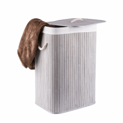 Grijze ronde bamboe wasmand met deksel en handvatten van 40x60 cm op witte achtergrond.