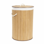 Naturel bamboe wasmand met deksel en touw handvatten van 40x60 cm op witte achtergrond.