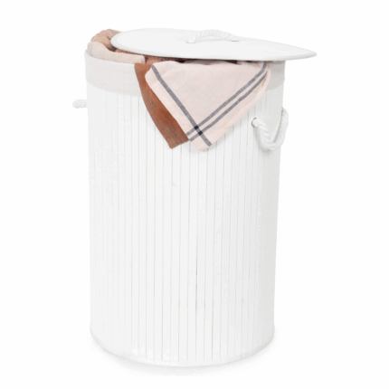 Witte ronde bamboe wasmand met deksel en handvatten van 40x60 cm op witte achtergrond.