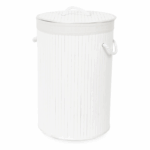 Witte ronde bamboe wasmand met deksel en handvatten van 40x60 cm op witte achtergrond.