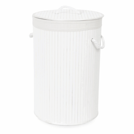 Witte ronde bamboe wasmand met deksel en handvatten van 40x60 cm op witte achtergrond.