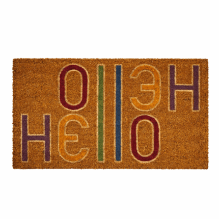 Dankzij de stevige PVC-achterkant blijft de mat netjes op zijn plaats liggen.