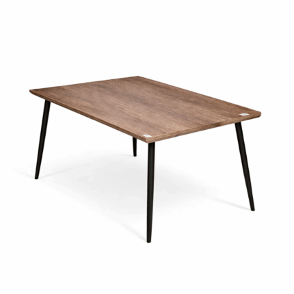 Moderne eettafel met vier stoelen houtlook tafel en crème stoffen zittingen
