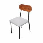 Industriële eettafel met houtlook blad en zes grijze stoelen met zwarte metalen poten