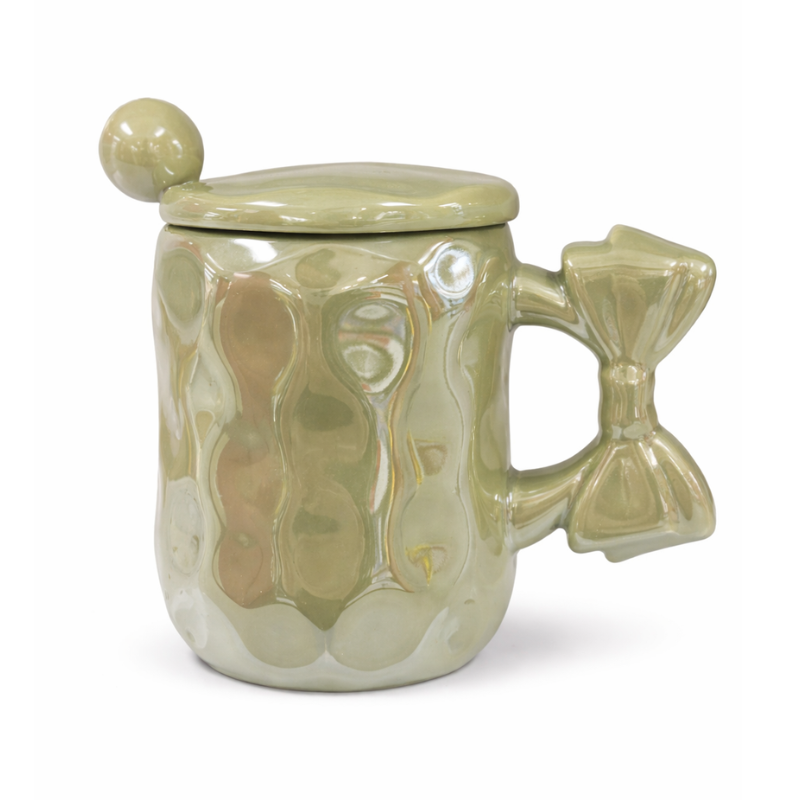 001C Lichtgroene porseleinen mok met deksel, lepel en strikvormig handvat op witte achtergrond