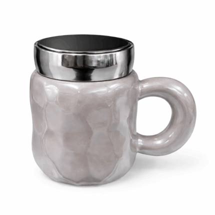 Porseleinen mok met deksel en reliëf patroon in lichte kleur op witte achtergrond