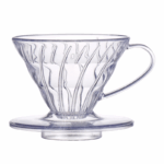 Transparante koffie dripper pour over koffiefilter met handgreep op witte achtergrond