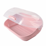 Violet kunststof brooddoos met transparante deksel en handvat op witte achtergrond