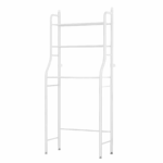 Wit badkamerrek met 3 planken boven toilet met handdoeken en verzorgingsproducten