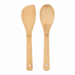 Set van 2 bamboe keukenlepels met spatel en kooklepel op witte achtergrond