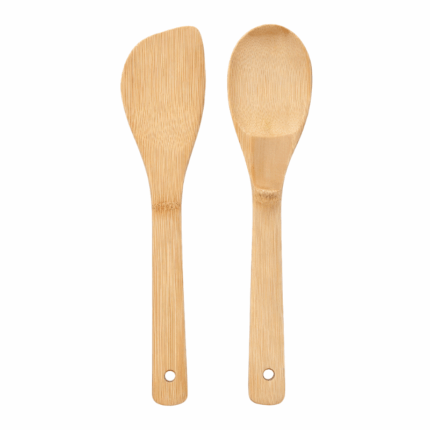 Set van 2 bamboe keukenlepels met spatel en kooklepel op witte achtergrond