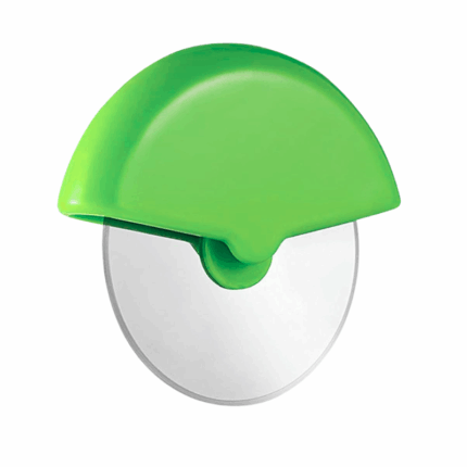 Groene pizzasnijder met RVS snijwiel en beschermkap op witte achtergrond
