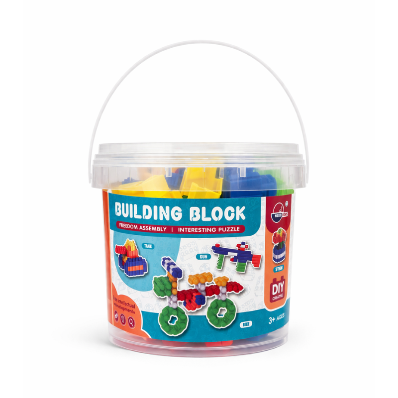83646A72964 Deze speelgoed bouwblokken emmer met 54 stuks is perfect voor kinderen die graag bouwen en ontdekken. De kleurrijke blokken stimuleren de creativiteit en helpen bij de ontwikkeling van motorische vaardigheden en probleemoplossend denken. De set wordt geleverd in een handige transparante emmer met handvat, waardoor opruimen en meenemen eenvoudig is. Dankzij de verschillende vormen en kleuren kunnen kinderen eindeloos combineren en hun eigen creaties maken. Geschikt voor kinderen vanaf 3 jaar en ideaal als educatief speelgoed voor thuis of als cadeau.