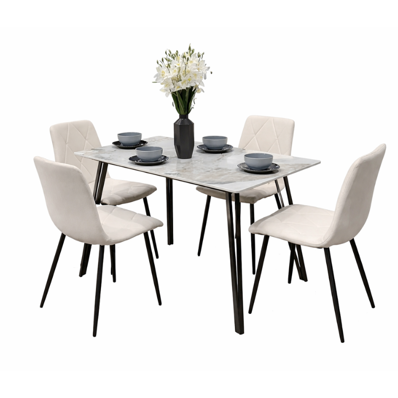 Rechthoekige eettafel met marmerlook blad en 4 off-white stoelen met zwart metalen poten