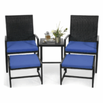Kinbor 5-delige terras set met wicker stoelen, voetenbanken en tafel met blauwe kussens.