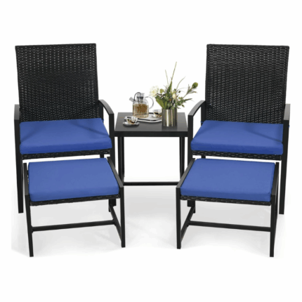 Kinbor 5-delige terras set met wicker stoelen, voetenbanken en tafel met blauwe kussens.