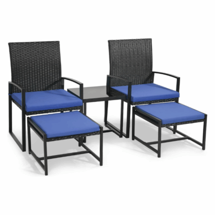 Kinbor 5-delige terras set met wicker stoelen, voetenbanken en tafel met blauwe kussens.