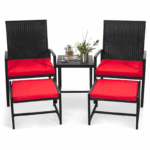 Kinbor 5-delige terras set met wicker stoelen, voetenbanken en tafel met rode kussens.