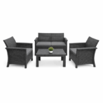 4-delige grijze wicker tuinset met tweezitsbank, twee stoelen en tafel met comfortabele kussens.