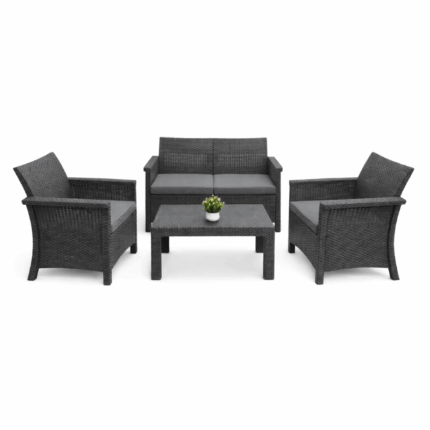 4-delige grijze wicker tuinset met tweezitsbank, twee stoelen en tafel met comfortabele kussens.