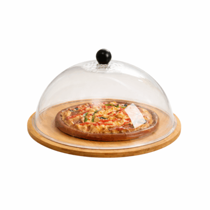 Ronde houten serveerschaal van 31 cm met transparante plastic stolp voor taart en snacks op witte achtergrond