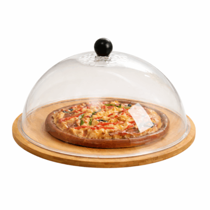 Ronde houten serveerschaal van 38 cm met transparante plastic stolp voor taart en pizza op witte achtergrond