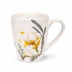 Witte porseleinen mok met gele bloemenprint en handvat op een witte achtergrond