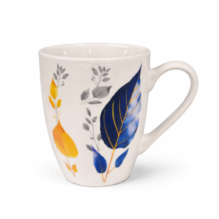 Witte porseleinen mok met gele bloemenprint en handvat op een witte achtergrond