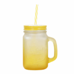 Glazen mason jar drinkbeker rood met rietje en handvat op witte achtergrond