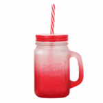 Glazen mason jar drinkbeker rood met rietje en handvat op witte achtergrond