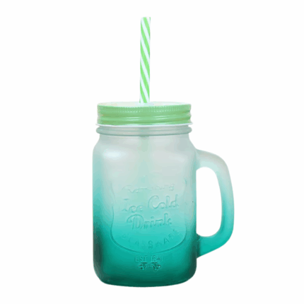 Glazen mason jar drinkbeker rood met rietje en handvat op witte achtergrond