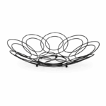 Zwarte metalen fruitschaal met open cirkel design op witte achtergrond