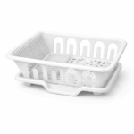 Kunststof afdruiprek met opvangbak voor borden en glazen op witte achtergrond