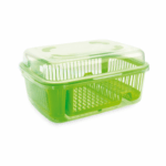 Afdruiprek met deksel en bestekhouder gevuld met borden, glazen en bestek