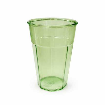 Transparante plastic drinkbeker in groen kleur op witte achtergrond