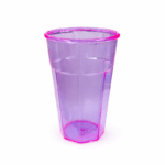Transparante plastic drinkbeker in roze/paars kleur op witte achtergrond