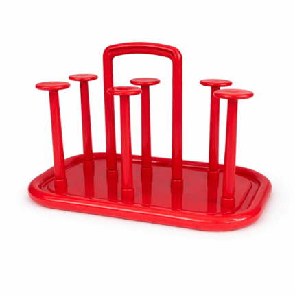 Rood kunststof afdruiprek met 6 staanders voor het drogen van bekers, glazen en flessen op het aanrecht