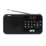 QFX R15 draagbare Bluetooth FM radio met digitaal display en oplaadbare batterij op witte achtergrond