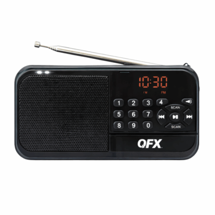 QFX R15 draagbare Bluetooth FM radio met digitaal display en oplaadbare batterij op witte achtergrond