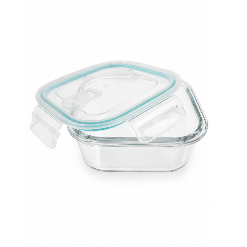 107651865 Vierkante glazen voedselcontainer van 1200 ml met transparant deksel en clipsluiting op witte achtergrond.