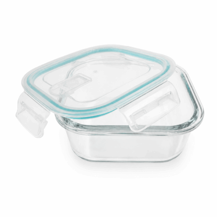 Vierkante glazen voedselcontainer van 1200 ml met transparant deksel en clipsluiting op witte achtergrond.
