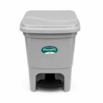 Plasvale kunststof prullenbak met voetbediening van 15 liter in compact modern design op witte achtergrond.