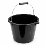 Stevige bouwemmer van 15 liter met metalen handvat. Ideaal voor water, cement, schoonmaakwerk en diverse bouw- of huishoudelijke taken.