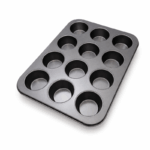 Cupcake en muffin bakblik met 12 cups en non-stick coating op witte achtergrond